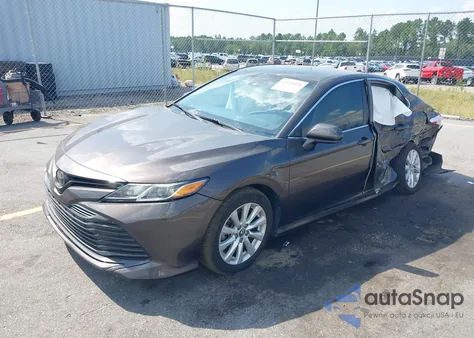 2020 Toyota Camry Le z USA, uszkodzony, nr VIN 4T1C11AK7LU889386